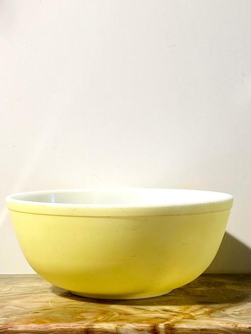 Vintage jaren 40 grote  Pyrex glas mengkom, pastelgeel, Huis en Inrichting, Keuken | Servies, Gebruikt, Glas of Glazen, Overige stijlen