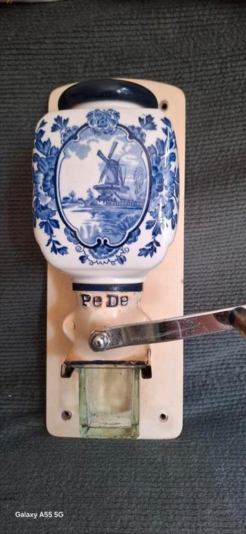PeDe koffiemolen blauwe molen jaren 50
Glaasje en koffiehoud beschikbaar voor biedingen