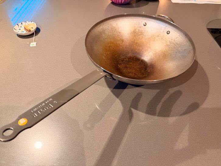 De Buyer Stalen Wokpan 32cm - Ingebakken, Huis en Inrichting, Keuken | Keukenbenodigdheden, Gebruikt, Ophalen