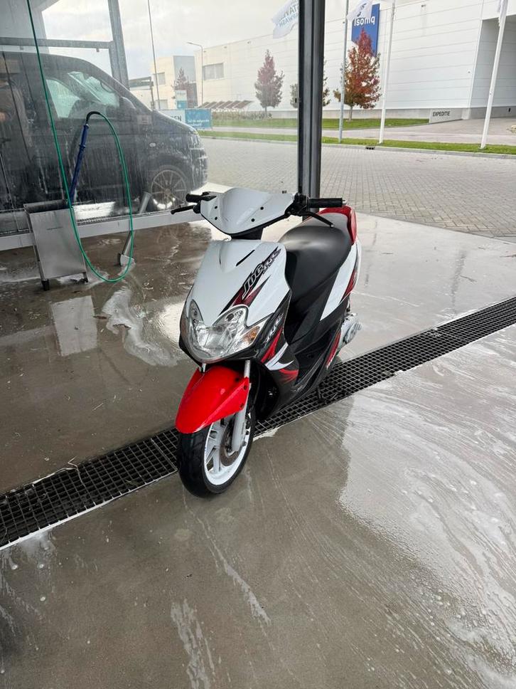 Yamah jog r (orgineel), Fietsen en Brommers, Scooters | Piaggio, Zo goed als nieuw, Overige modellen, Maximaal 25 km/u, Benzine