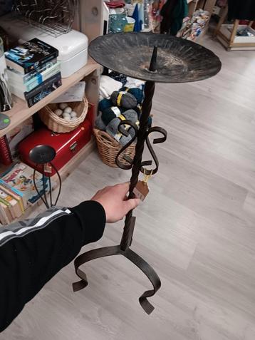 Smeedijzeren kandelaar beschikbaar voor biedingen