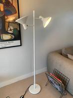 Witte vintage design vloerlamp met 2 verstelbare spots wit, Huis en Inrichting, Lampen | Vloerlampen, Ophalen, Gebruikt, Retro vintage