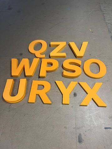 Diverse foam letters decoratie beschikbaar voor biedingen