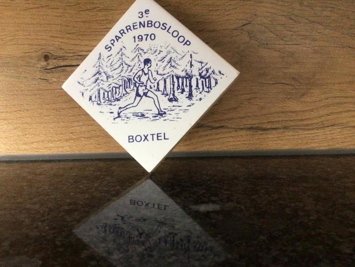 Tegeltje 3e sparrenbosloop 1970 Boxtel, meer dan 55 jr oud, Sport en Fitness, Loopsport en Atletiek, Zo goed als nieuw, Overige typen