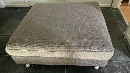 Vibieffe hocker (90x95x43) in zwart/toupe gemelleerde stof, Huis en Inrichting, Banken | Voetenbanken en Poefen, Zo goed als nieuw