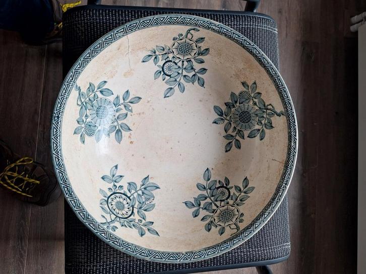 Antieke Schaal met Bloemmotief, Antiek en Kunst, Antiek | Schalen, Ophalen of Verzenden