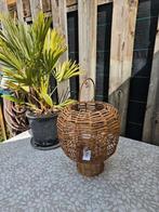 RIVIERA MAISON; MOOI NIEUW RATTAN WINDLICHT € 27,50, Ophalen of Verzenden, Zo goed als nieuw, 25 tot 50 cm