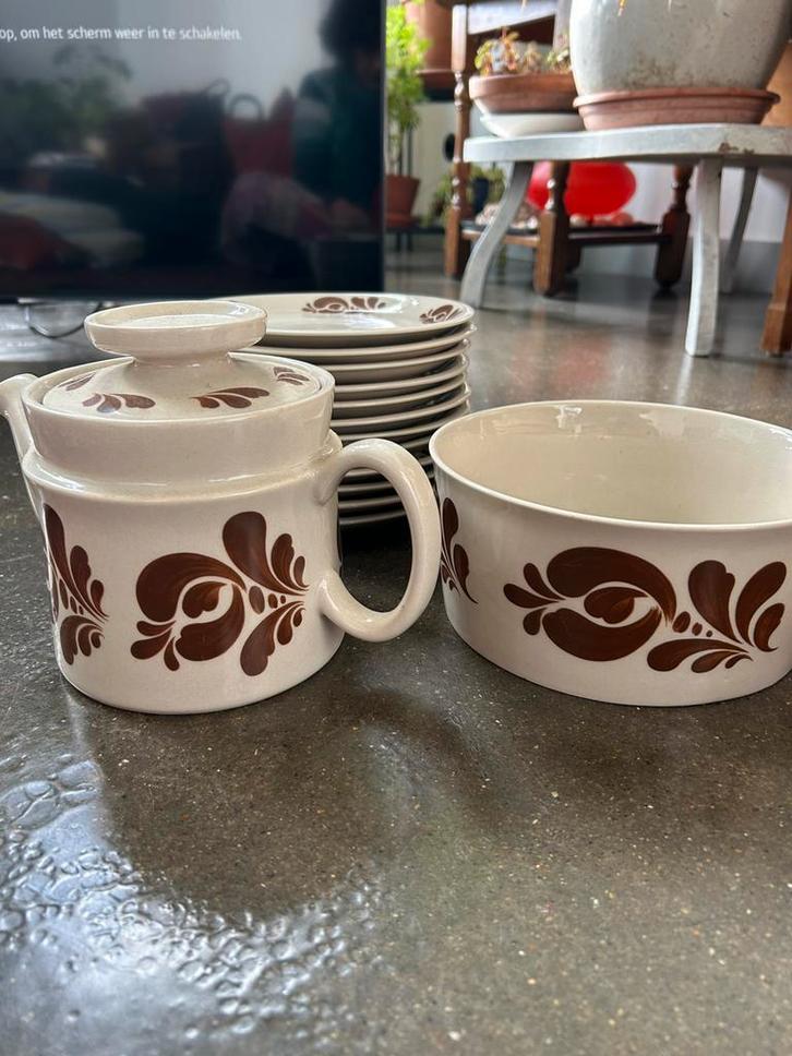 Ontbijtservise keramiek jaren 70 thepot schaal, Huis en Inrichting, Keuken | Servies, Zo goed als nieuw, Bord(en), Overige stijlen