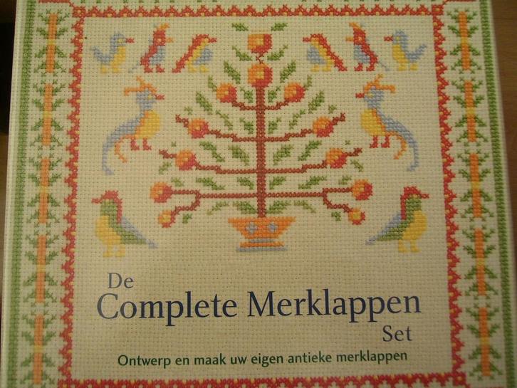NIEUW, De Complete Merklappen Set - Alison Jenkins. Ook DMC, Hobby en Vrije tijd, Borduren en Borduurmachines, Nieuw, Borduurpakket