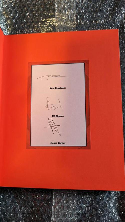 Chemical Brothers SIGNED hardcover gesigneerd, Boeken, Muziek, Artiest, Ophalen of Verzenden