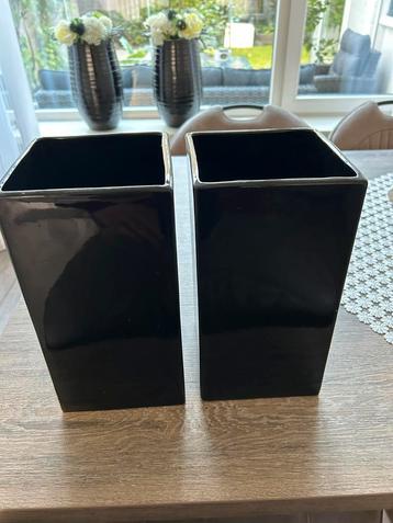 2 zwarte bloempotten te koop beschikbaar voor biedingen