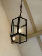 Glazen hanglamp met smeedijzeren details, Huis en Inrichting, Lampen | Hanglampen, Ophalen, Gebruikt, Glas, Minder dan 50 cm
