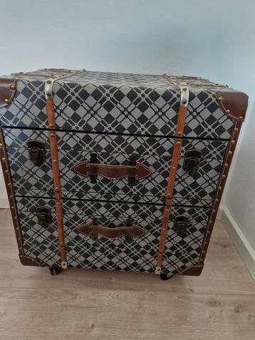 Ladenkast met 2 lades en wieltjes beschikbaar voor biedingen