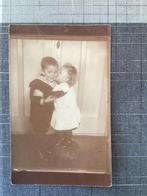 Fotokaart - antiek - klein meisje en jongetje samen - kusje, Foto, Ophalen of Verzenden, Zo goed als nieuw, Voor 1940