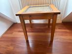 Bijzettafel met glazen blad en rotan details, Huis en Inrichting, Minder dan 55 cm, Gebruikt, Vierkant, Glas