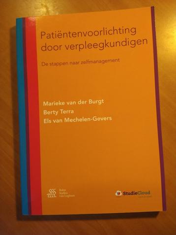 Patiëntenvoorlichting door verpleegkundigen. Burgt van der beschikbaar voor biedingen