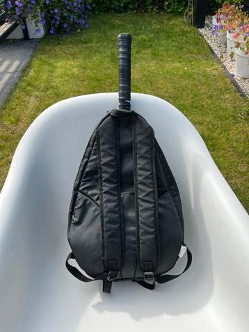 Handige tennisrugzak met racket beschikbaar voor biedingen