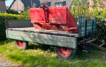 Boeren kar en grondbak  beschikbaar voor biedingen