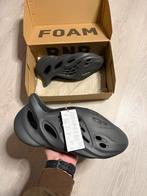 Adidas Yeezy Foam RNR “Carbon” maat 44,5, Sandalen, Zwart, Nieuw, Ophalen of Verzenden