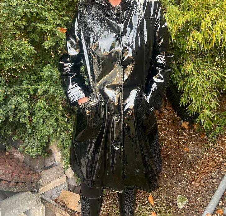 Zwarte Lak Regenjas Dames, Kleding | Dames, Jassen | Zomer, Zo goed als nieuw, Maat 42/44 (L), Zwart, Ophalen of Verzenden