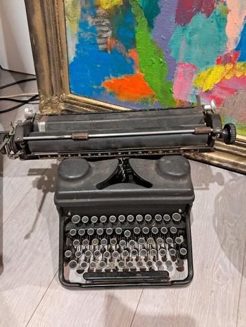 Zee oude typmachine beschikbaar voor biedingen