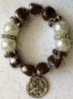 Grijs, witte armband met peace, vredes bedel, hanger, Ophalen of Verzenden, Zo goed als nieuw, Grijs, Met bedels of kralen
