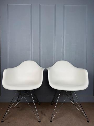 6 originele witte Vitra DAR en DSR design stoelen beschikbaar voor biedingen