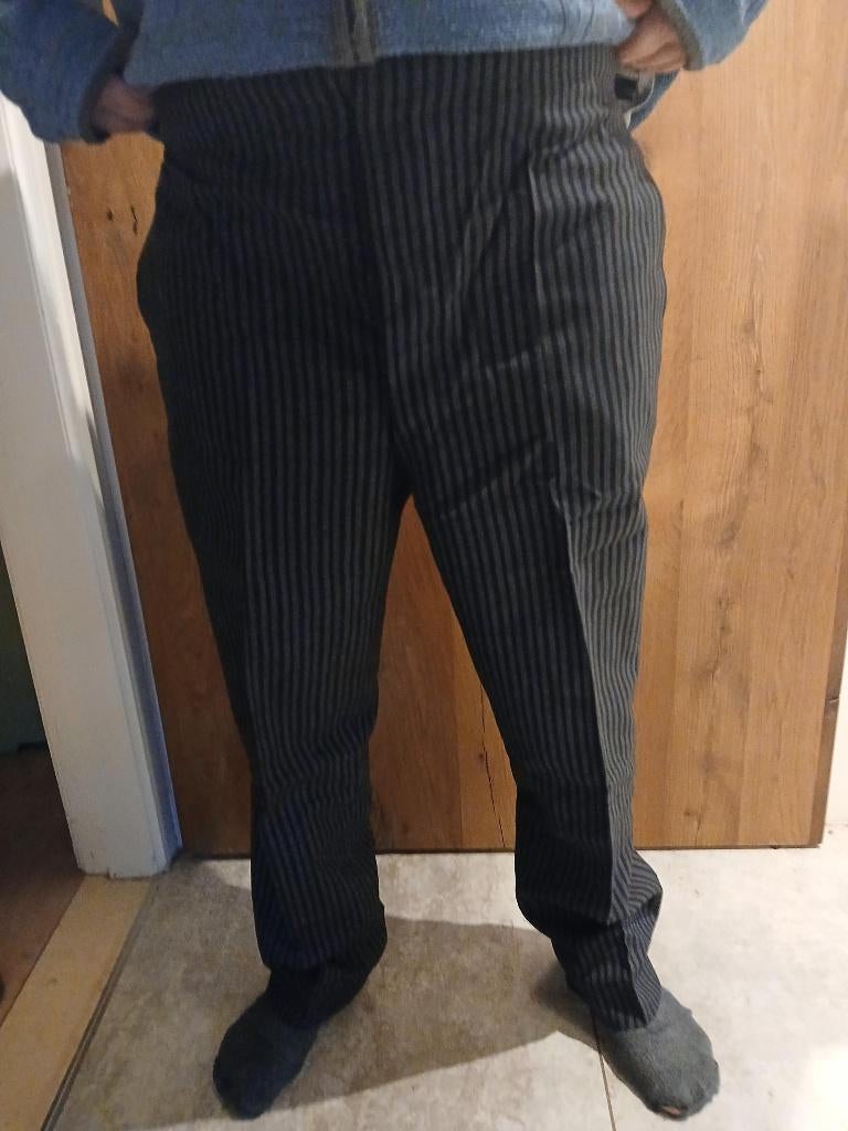 te koop krijtstreep broek jaren 50  en zwarte broek, Kleding | Heren, Carnaval, Overige maten, Ophalen of Verzenden, Zo goed als nieuw