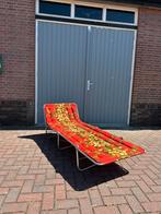 Vintage/retro ligbed stretcher rood met bloemen, ., Ophalen of Verzenden, Zo goed als nieuw, .