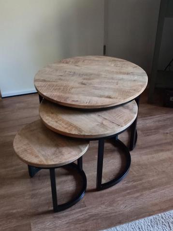 Set mangohout salon/bijzettafeltjes beschikbaar voor biedingen