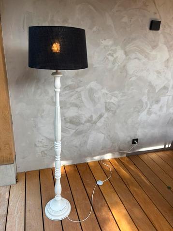 Staande vloerlamp van hout met zwarte lampenkap beschikbaar voor biedingen