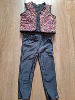 draagmt 92: gebloemd gilet en grijze legging Z8 Miss Moon!, Broek, Meisje, Z8, Ophalen of Verzenden