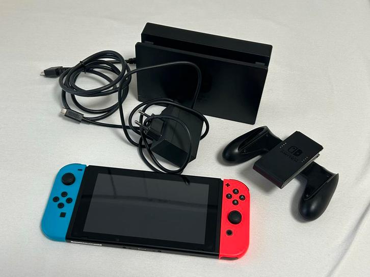 Nintendo Switch, rood en blauwe joy con en met games, Spelcomputers en Games, Spelcomputers | Nintendo Switch, Zo goed als nieuw