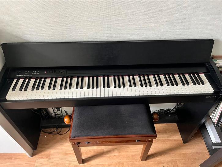 Roland F-140R, Muziek en Instrumenten, Piano's, Zo goed als nieuw, Zwart, Ophalen
