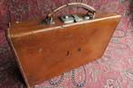 Antiek bruin lederen koffer met inhoud jaren 20, Antiek en Kunst, Ophalen of Verzenden