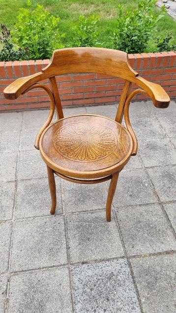 antieke thonet armstoel beschikbaar voor biedingen