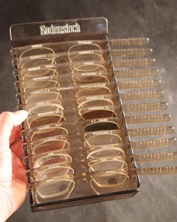 Vintage bak met testbrillen van opticien  beschikbaar voor biedingen