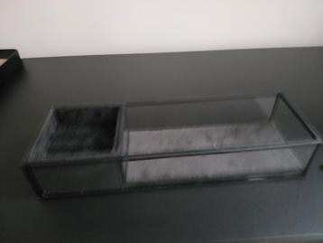 Glazen sieradendoos met vakken beschikbaar voor biedingen