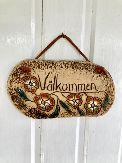 Keramisch welkomstbord uit Zweden met leren ophang veter, Antiek en Kunst, Antiek | Keramiek en Aardewerk, Ophalen of Verzenden