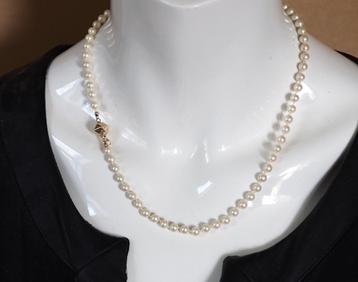 Parelcollier met gouden slot beschikbaar voor biedingen