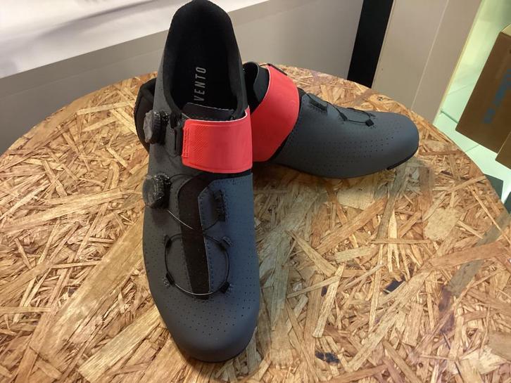 Fizik Vento Infinito Carbon Grey-Coral maat 44, Fietsen en Brommers, Fietsaccessoires | Fietskleding, Nieuw, Schoenen, Ophalen of Verzenden