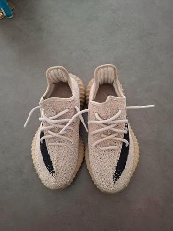Yeezy 350 boost v2 beschikbaar voor biedingen