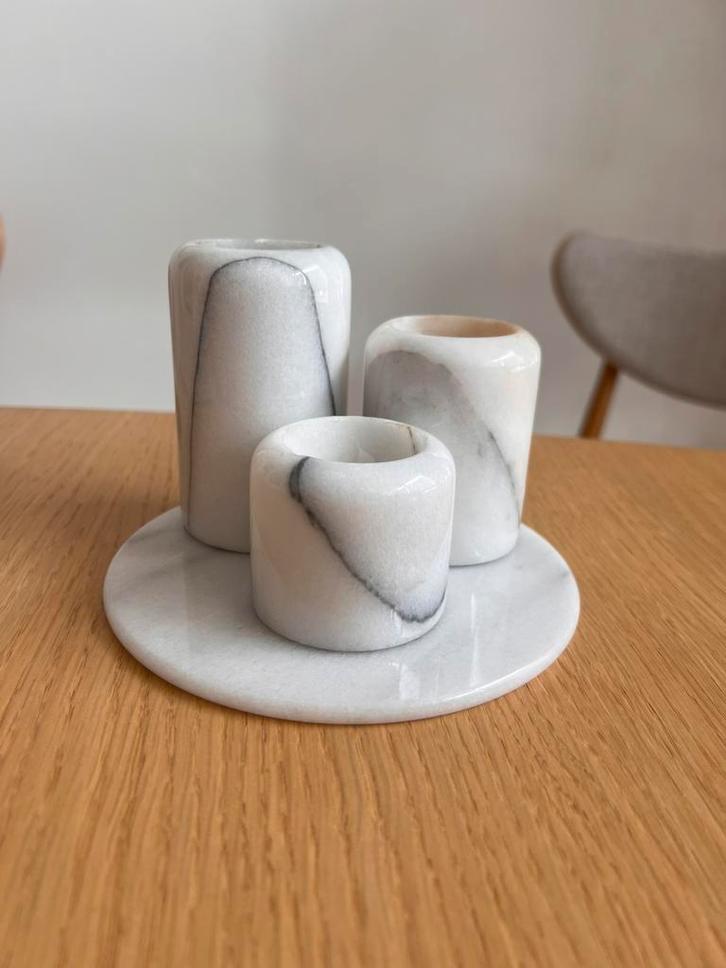 Set van 3 marmeren kandelaars op plateau, Huis en Inrichting, Woonaccessoires | Kandelaars en Kaarsen, Gebruikt, Kandelaar, Minder dan 25 cm