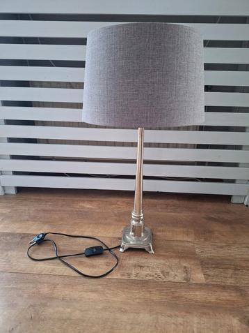 Elegante tafellamp met grijze kap beschikbaar voor biedingen