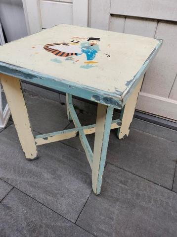 Oud brocante tafeltje. beschikbaar voor biedingen