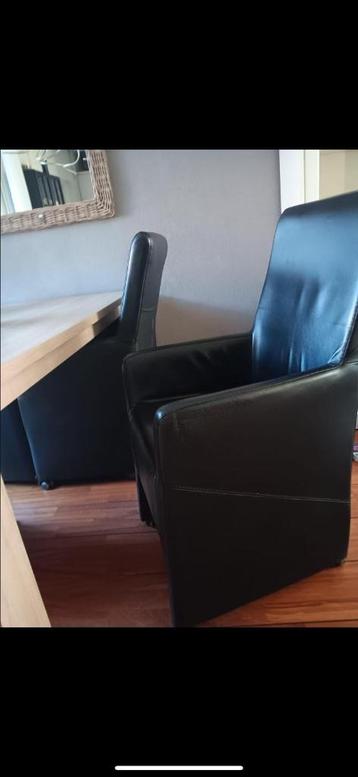  4 eetkamer stoelen zwart leer met wieltjes