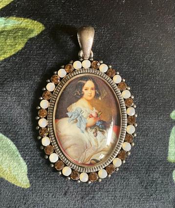 Mooie grote hanger portret barok meisje met strasssteentjes beschikbaar voor biedingen