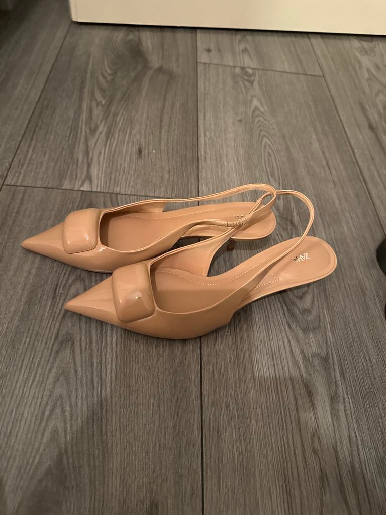 Elegante pumps van Zara - Beige, Ophalen of Verzenden, Zo goed als nieuw, Beige, Pumps