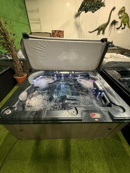 Spotgoedkoop‼️nergens goedkoper prachtige luxe familie spa, Tuin en Terras, Bubbelbaden en Hottubs, Gebruikt, Filter, Ophalen of Verzenden