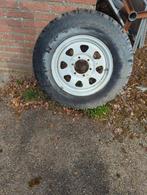 Een wiel van Nissan Patrol 1980 en een wiel Chevrolet s10, Auto-onderdelen, Banden en Velgen, Ophalen of Verzenden, Gebruikt